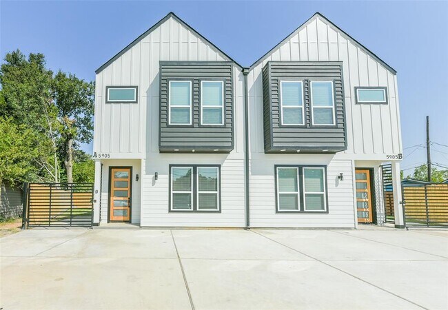 Foto del edificio - 5905 Crest Ct