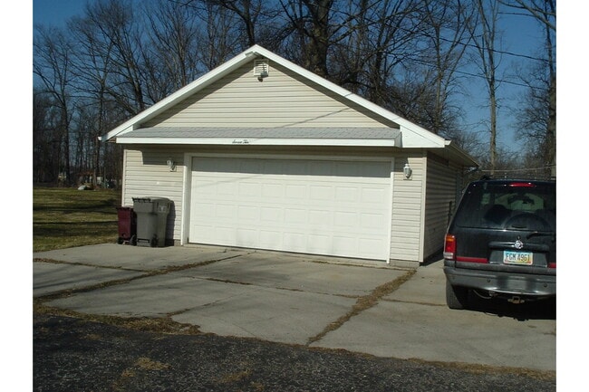 Building Photo - 710 W Robb Ave