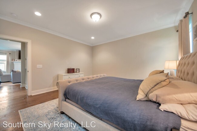 Building Photo - 4 br, 2.5 bath House - 637 Sire Ave.