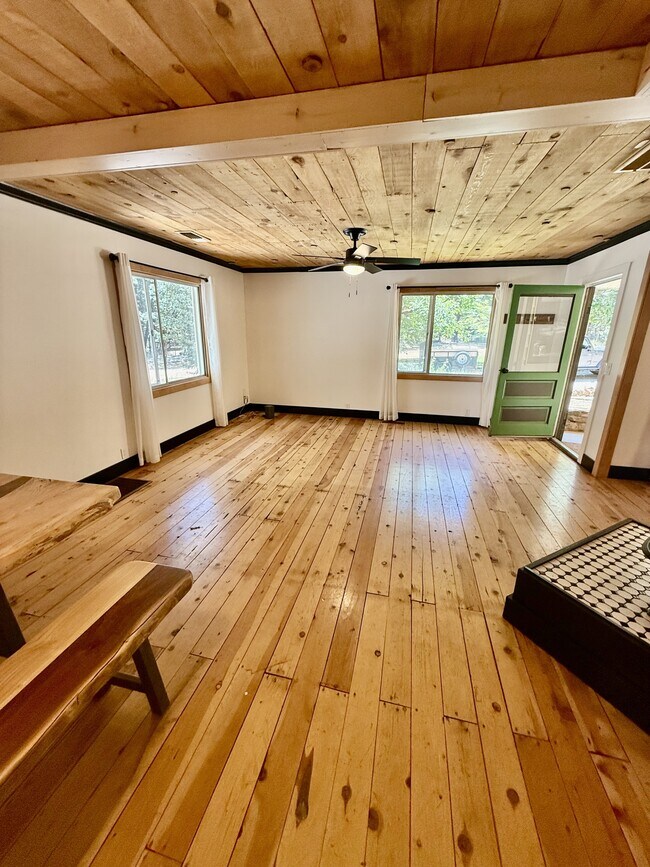Foto del edificio - 15697 Lakewood Ln