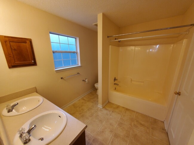 Master bathroom - 5165 Victoria Dr