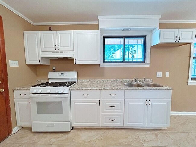 Building Photo - 3 Bedroom House with Large Yard