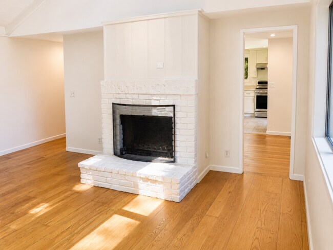 Foto del edificio - Serene Redwood Retreat with Updated Kitchen, Modern Baths, Fireplace & Expansive Deck