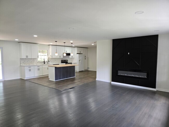 Building Photo - 2401 Winshire Dr