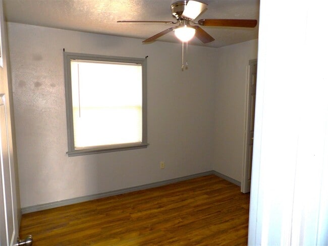 Building Photo - 505 Oak Ave