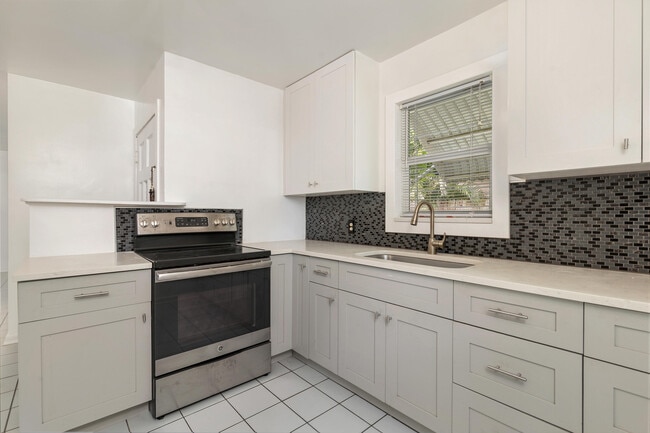 Building Photo - 429 49th St