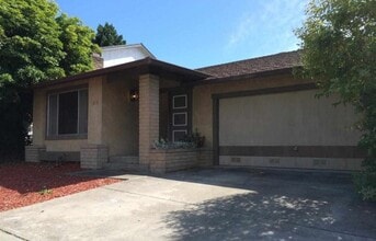Building Photo - 1215 Club Dr