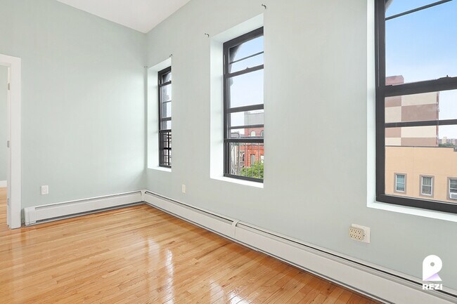 Foto del edificio - 1731 Pitkin Ave