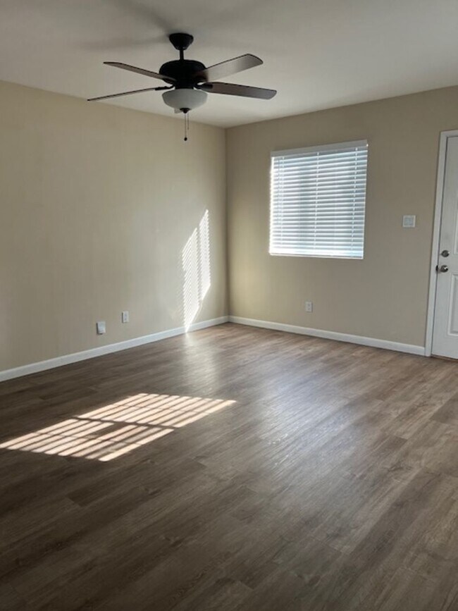 Building Photo - 1 Bedroom (Back Unit) of Duplex FOR RENT @...