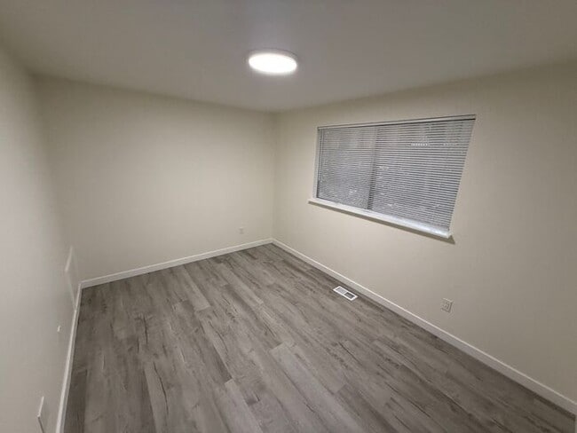 Building Photo - Wonderful 3 Bedroom Duplex in Puyallup!