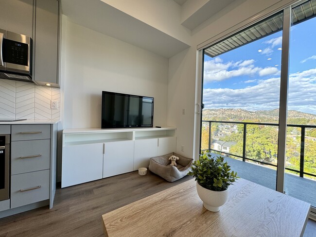 Building Photo - 1301 Belaire Av