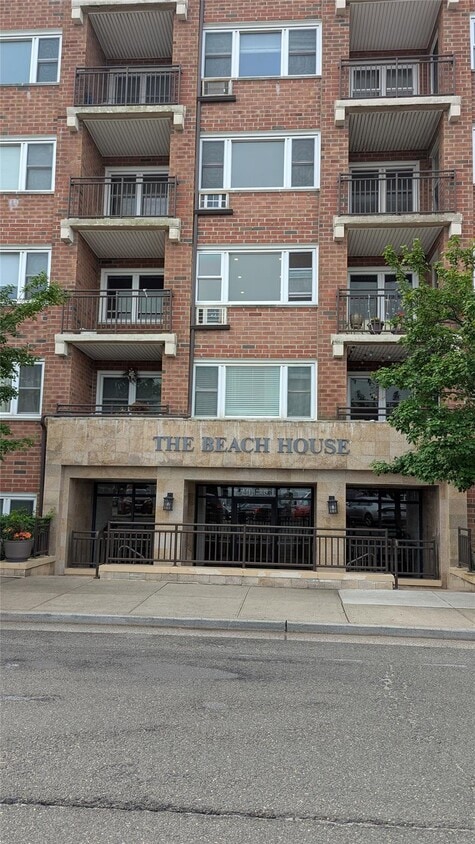 Primary Photo - 740 E Broadway