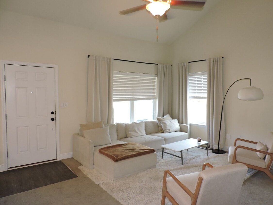 Primary Photo - Only minutes from downtown Pensacola & clo...