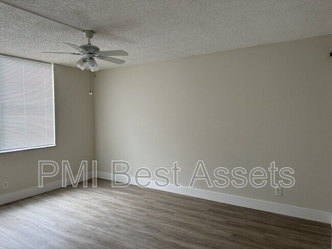 Building Photo - 9340 Lagoon Pl