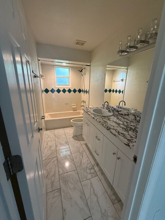 Building Photo - Beautiful Spacious 3 bed 3 bath Home in De...