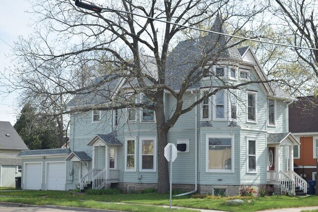 3br 1b-th 1400 sq. feet Victorian - 102 E Irving Ave