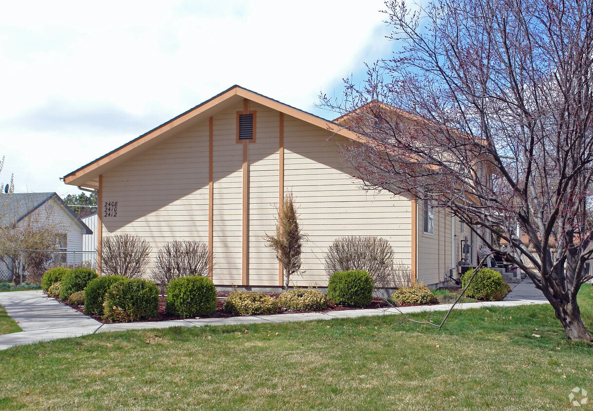 Building Photo - 2408-2412 College St