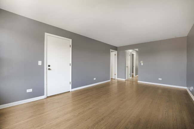 Building Photo - 5311 N Northwest Hwy