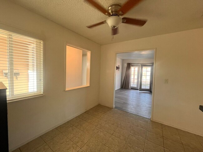 Foto del edificio - 1380 Elaine Dr