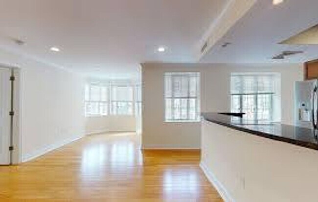Building Photo - No Brokers Fee, One Month Rent-Free, Luxur...