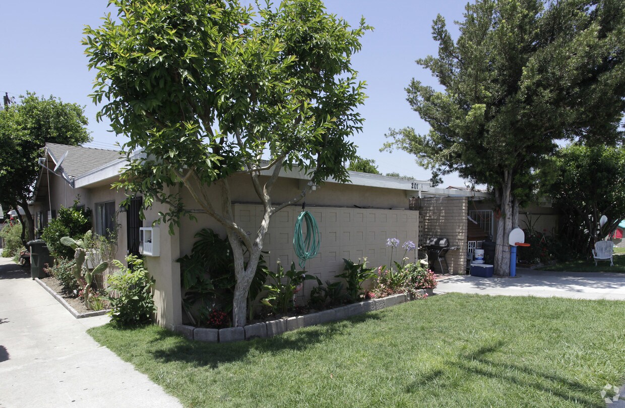 Primary Photo - 201 S Acacia Ave