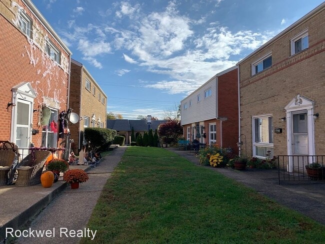 Building Photo - 3 br, 1 bath House - #7 Mount Royal Court