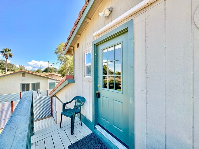 Foto del edificio - Beautiful Upstairs Studio Guest House Unit on Private Property, Amazing Views, All Main Utilities...