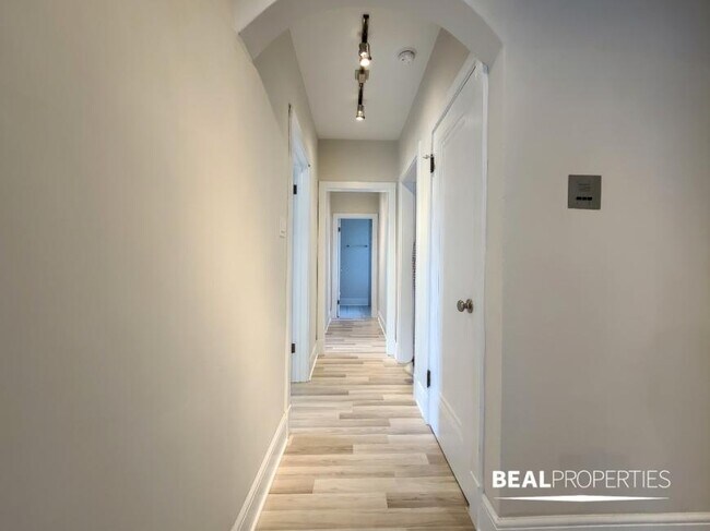 Building Photo - 2 bedroom in CHICAGO IL 60647