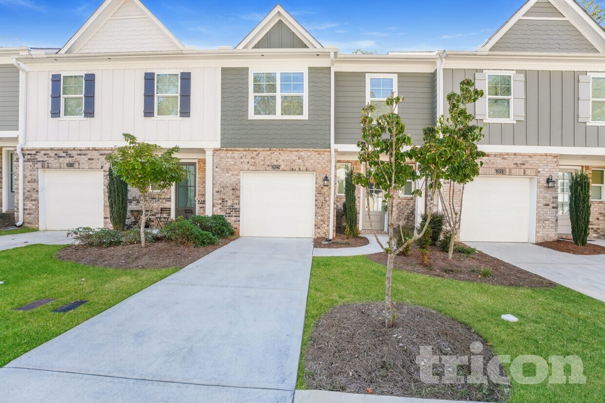 Foto principal - 2025 Rosemary Park Ln