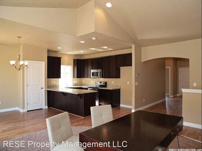 Building Photo - 5 br, 3 bath House - 1848 W Woodview Dr.