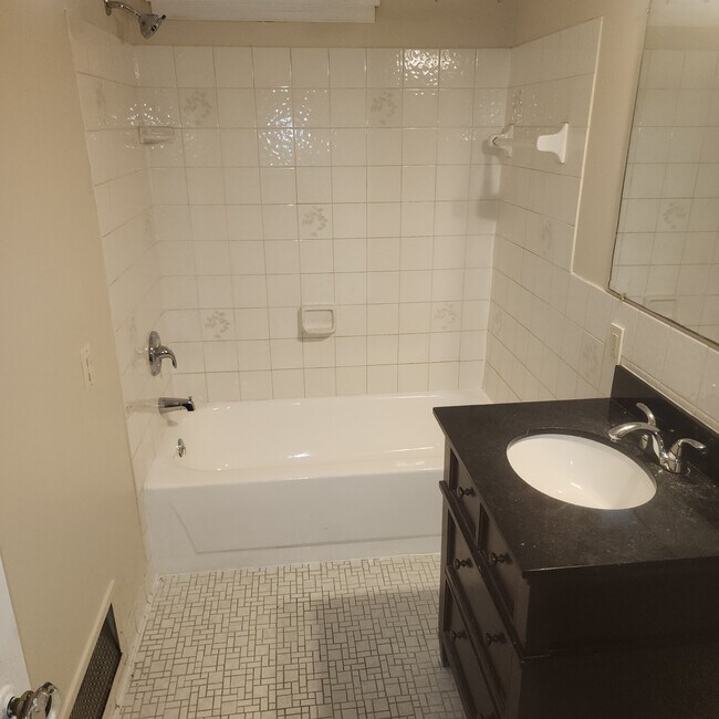 Building Photo - 2401 Poplar Dr