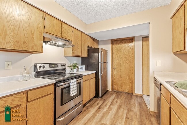 Building Photo - 3 Bedroom End Unit Townhouse