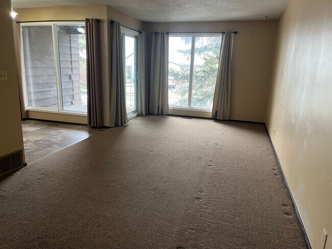 Building Photo - 3 Bed 1.5 Bath Unit in Olds, AB