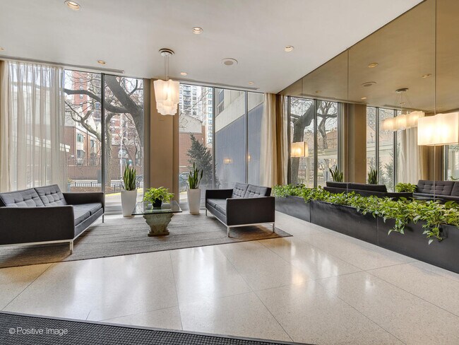 Foto del edificio - 1255 N Sandburg Terrace