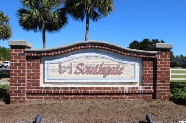 Building Photo - Pet Friendly, Spacious, Three-Bedroom, Two...