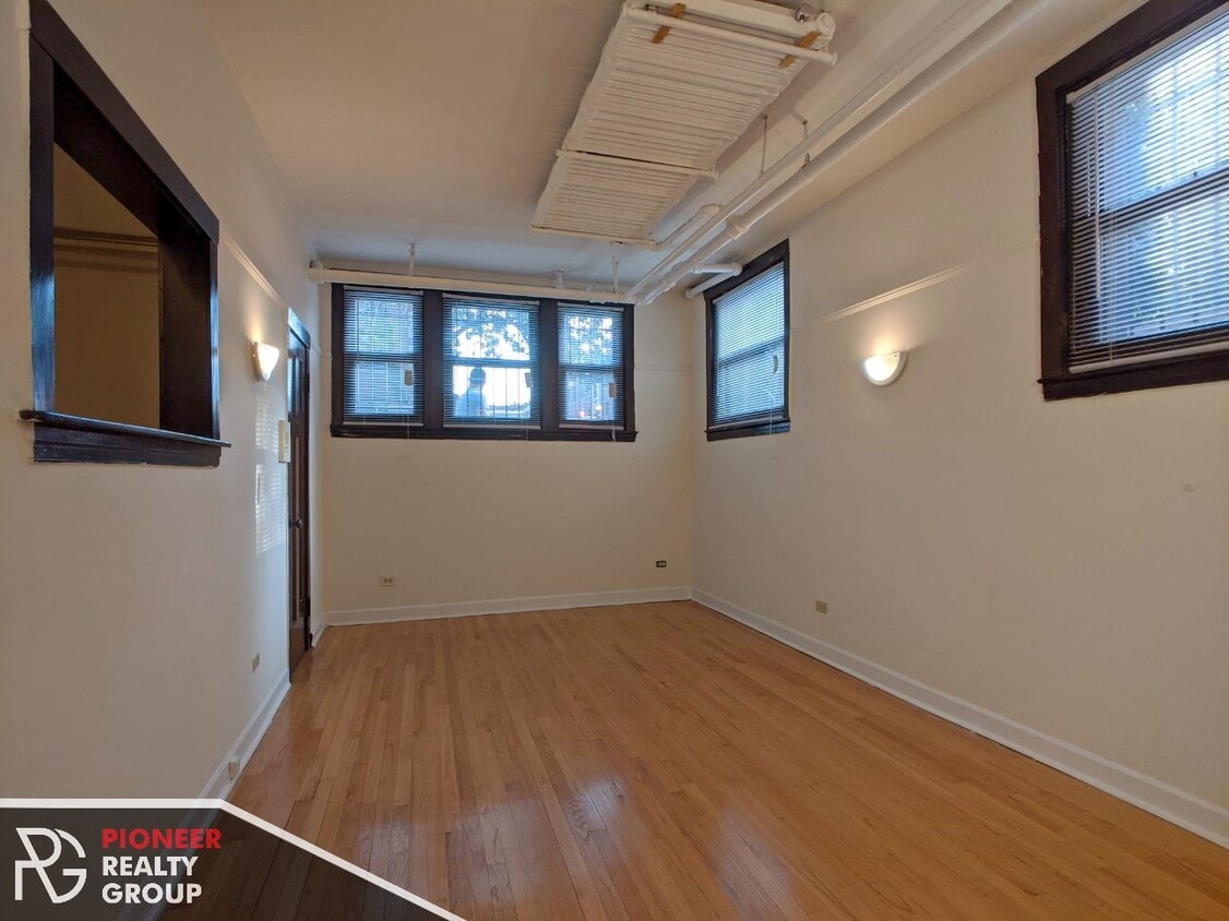 Foto principal - 820 W Waveland Ave