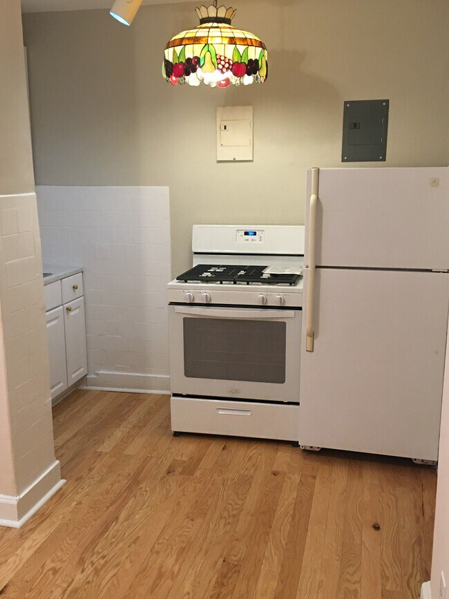 Kitchen - 2 E Branch Ln