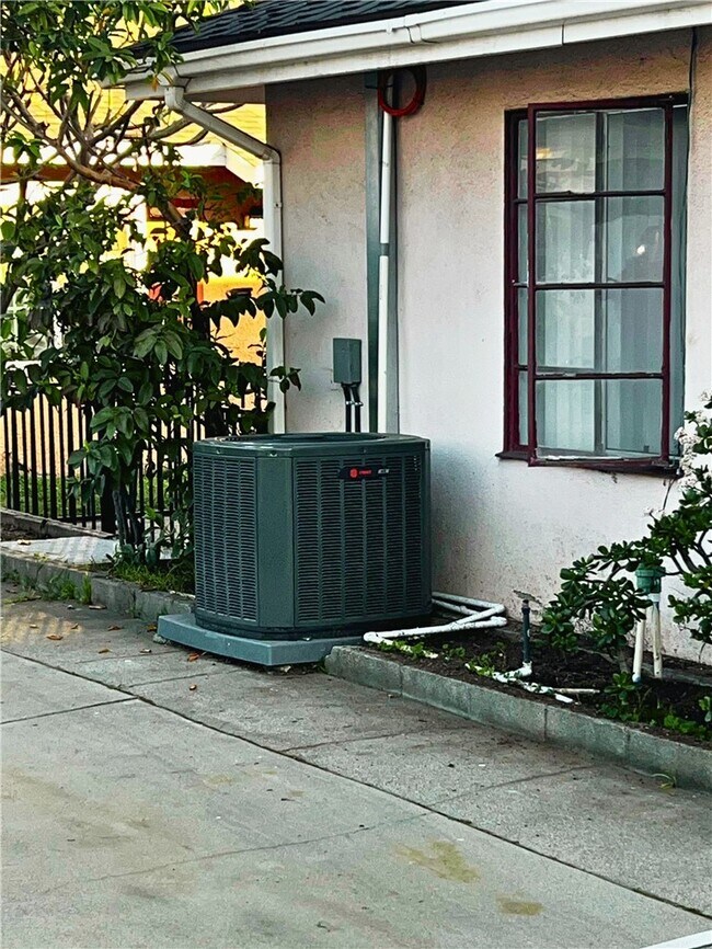 Foto del edificio - 843 W Walnut Ave