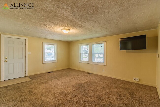 Foto del edificio - Great Location off Fort Riley Blvd with a Fenced Backyard!