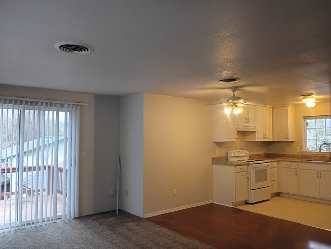 Building Photo - MM2240-1