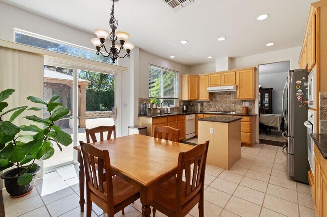 Foto del edificio - Beautiful Four Bedroom in Folsom