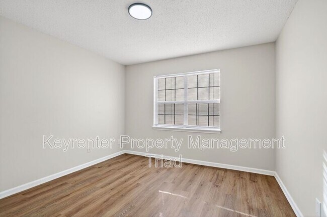 Foto del edificio - 2219 New Garden Rd