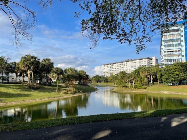 Foto del edificio - 919 Hillcrest Dr