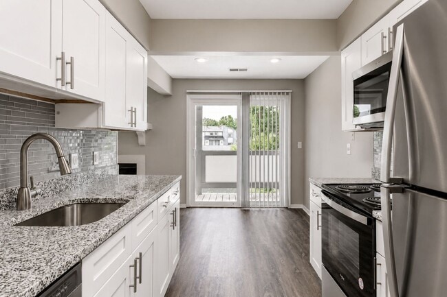 Foto del edificio - Lakeside Crossing at Eagle Creek Apartments and Townhomes