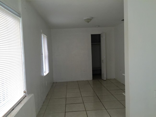 Foto del edificio - 1320 NW 68th St