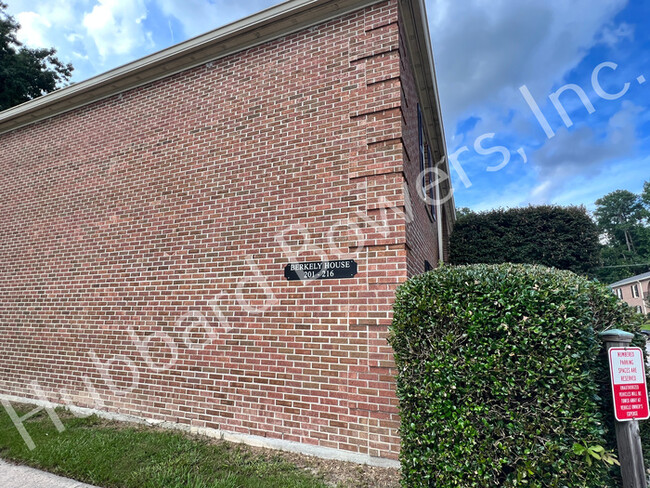Building Photo - 5516 Lakeshore Dr