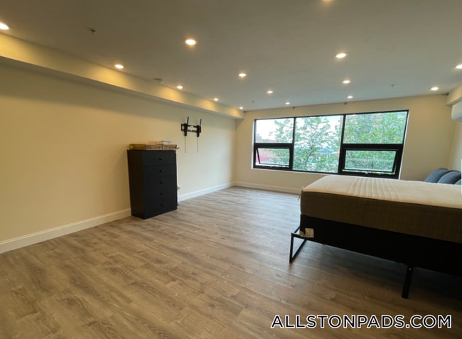 Building Photo - 1028a Commonwealth Ave