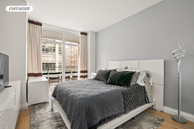 Building Photo - 555 W 59th St