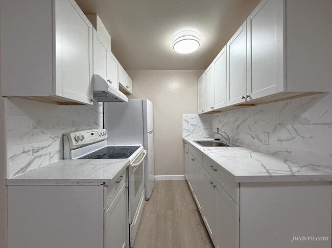 Building Photo - 690 Bradford St