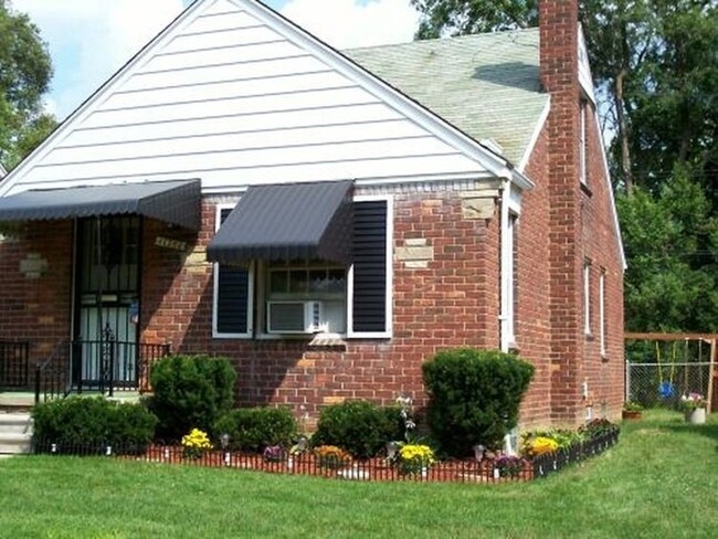 Side view of House Profile - 11742 Beaconsfield St